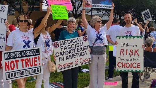 La ultraderecha de Estados Unidos cree que Biden los quiere sin vacunarse y muertos