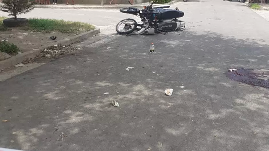 Un nene se encuentra grave: viajaba en moto con su padre y los embistió una camioneta