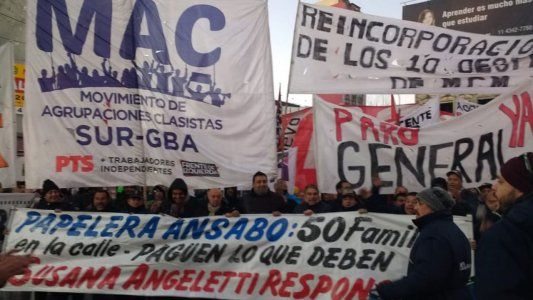 Tensión en el Puente Pueyrredón: trabajadores despedidos cortan un acceso y Prefectura instala la supervalla