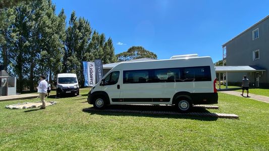 Peugeot y Citroën ofrecen el Boxer y Jumper Minibus 17+1
