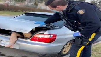 Insólito: descubrió a un hombre desnudo viviendo en el baúl de su auto