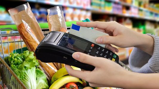 Un informe muestra que cada vez se usa más la tarjeta para financiar compras en el supermercado