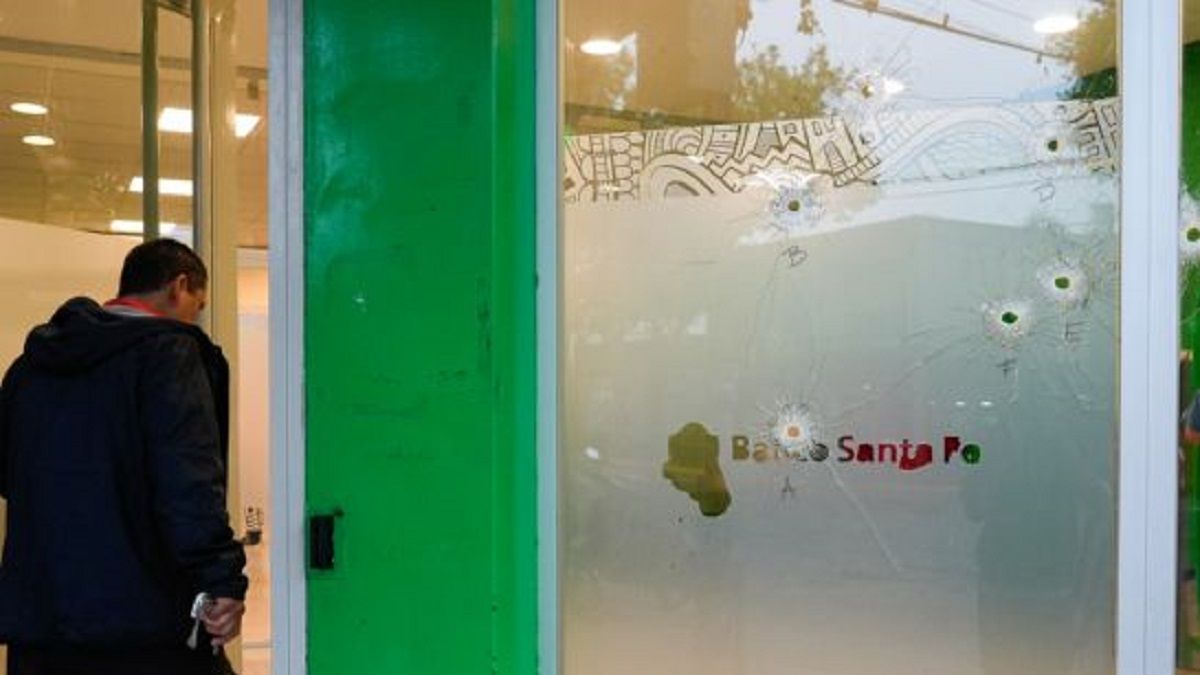 Así quedó la fachada de uno de los bancos. Foto: Rosario 3.