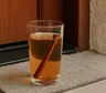Agua con canela en la entrada de casa: el truco simple que se volvió tendencia