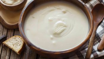 Cómo preparar una salsa blanca que siempre sale bien: el método que está volviendo tendencia