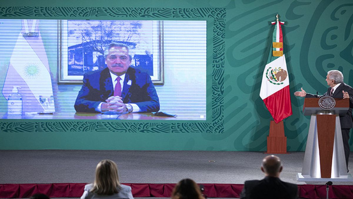 El presidente de México, Andrés Manuel López Obrador, dialoga por videoconferencia con su homólogo de Argentina, Alberto Fernández, en una comparecencia el 25 de mayo, en que anunció que su gobierno enviará antes de concluir mayo al país sudamericano 800 000 dosis de vacunas de AstraZeneca envasadas en México. (Foto: Presidencia de México)