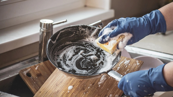 Infalible truco para eliminar las manchas de los sartenes: dos productos caseros
