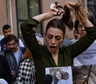 Video | El valiente desafío de miles de mujeres en Irán para no tener que cubrirse el cabello