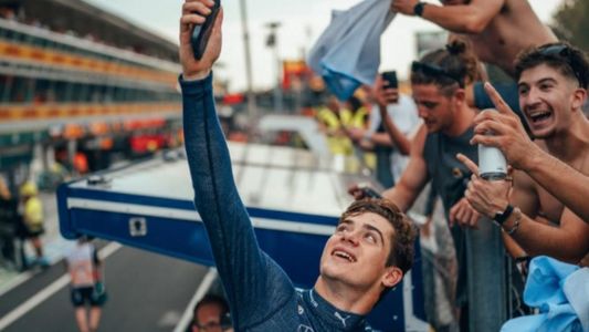 Locura por Franco Colapinto: el tierno gesto con una niña, flores amarillas y un increíble tatuaje