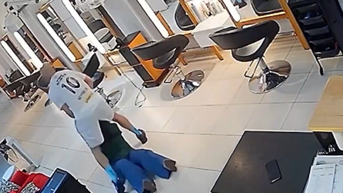 Robo feroz en una peluquería. Foto: captura de video.&nbsp;