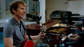 Youre beautiful: el perturbador significado del éxito de James Blunt
