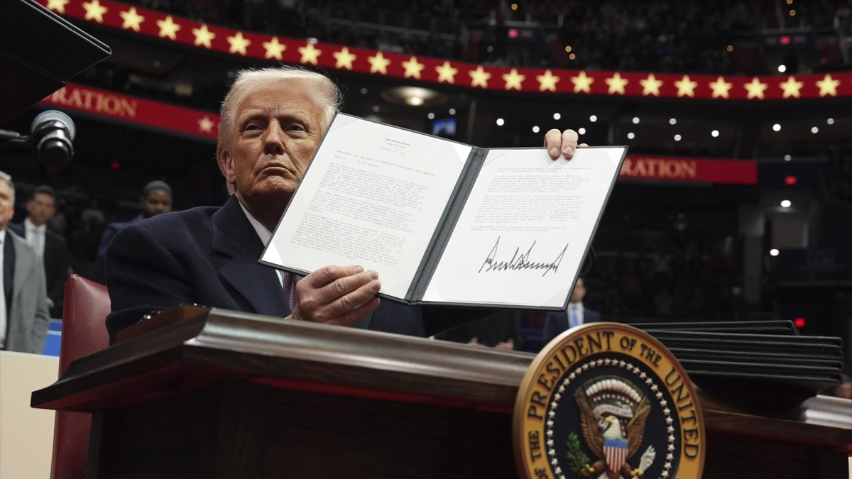 Donald Trump indulta a los acusados de tomar el Capitolio.