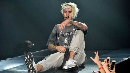 Justin Bieber decepciona a sus fans al presentarse a un show con resaca