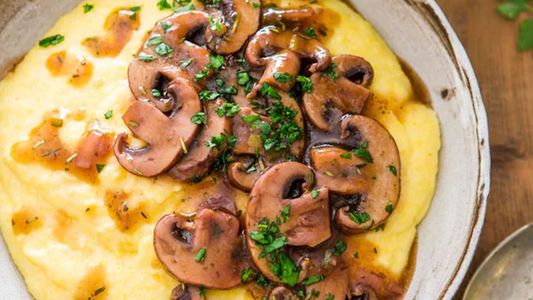Polenta con vegetales y hongos: un plato fácil y sabroso que no vas a dejar de hacer