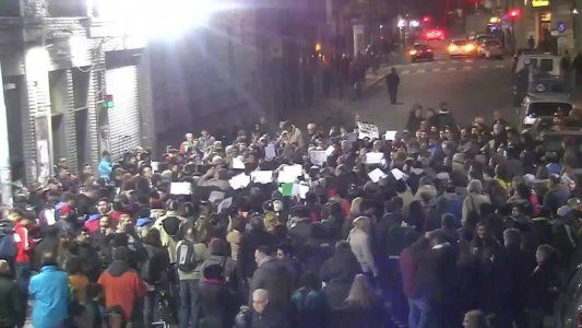 Manifestantes se reunieron frente al Coto para protestar por el asesinato del jubilado