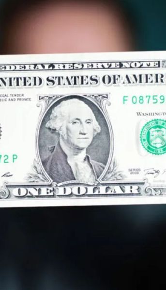 Luego de cinco ruedas en alza, el dólar oficial bajó y el riesgo país se mantuvo en 417 puntos