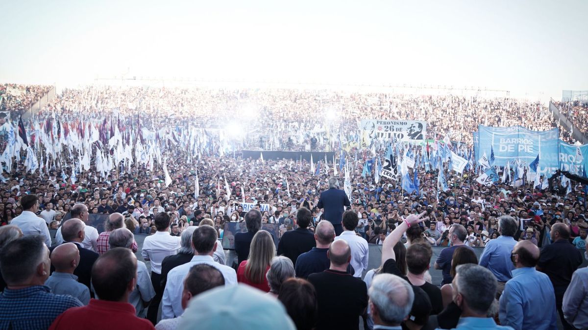 El presidente Alberto Fernández ante unos 30.000 militantes en Morón llamó como Néstor Kirchner en 2006