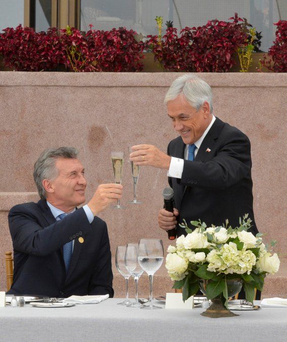 Macri viajó a Chile, brindó con Piñera y pidió mejorar las relaciones entre ambos países