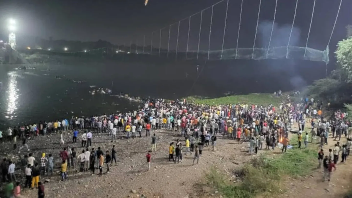 Se derrumbó un puente colgante en la India y hay al menos 91 muertos