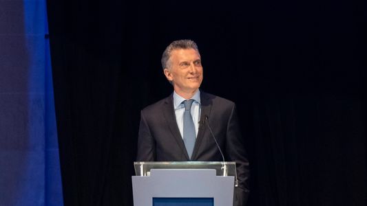 La foto de Mauricio Macri junto a Lionel Messi y el Dibu Martínez y una notoria ausencia