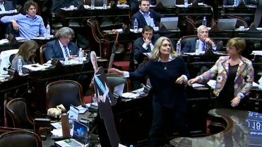 Las chicanas en el recinto: una gigantografía de Lagarde y banderas de Estados Unidos