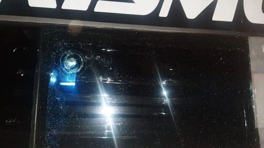 Balearon a dos micros de la barra de Racing que se dirigían hacia Chile