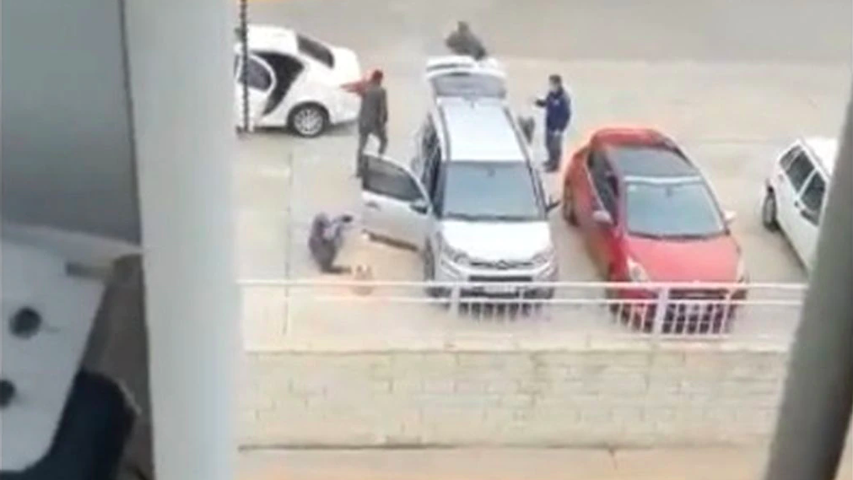 La imagen captada del momento del robo de los 9 millones de pesos por parte de los falsos arbolitos.