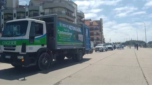 Una turista intentó esquivar un pozo en bicicleta y murió aplastada por un camión de basura
