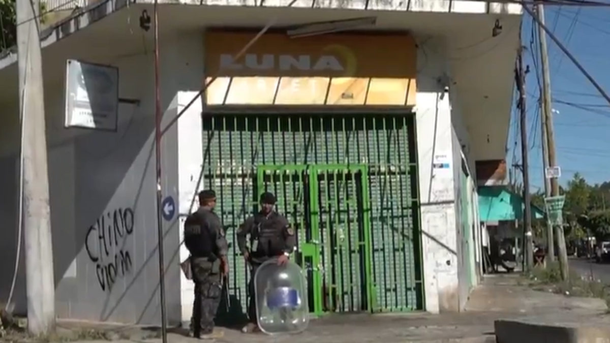 El supermercado chino permanece cerrado tras el hecho. 