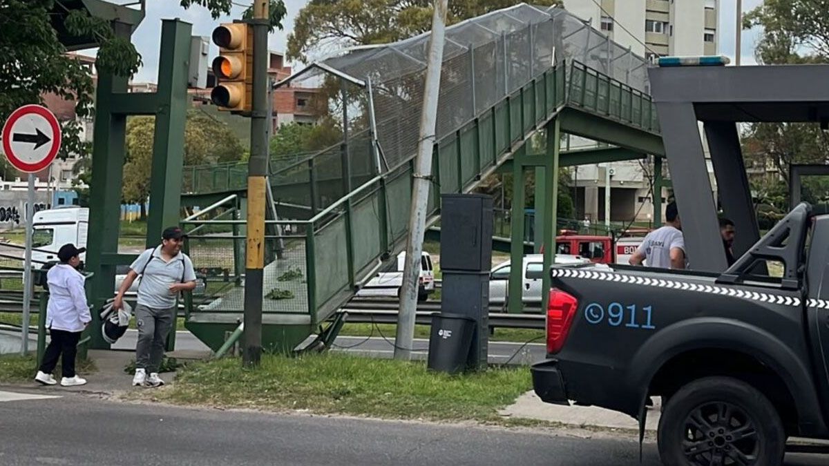 Caos total en la General Paz: un camión derribó un puente peatonal