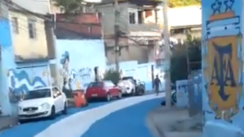 Una favela de Río de Janeiro se pintó de celeste y blanco en honor a Argentina