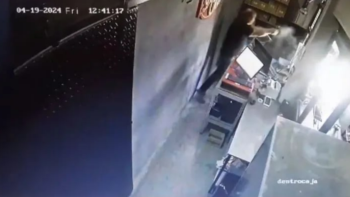El momento en el que el dueño del local repelió el asalto. (Foto: captura A24)