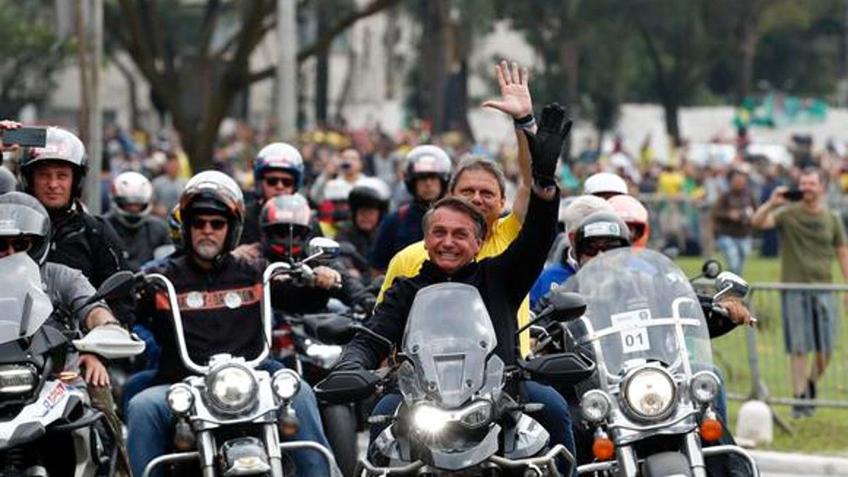 El presidente de Brasil y actual candidato a reelección, Jair Bolsonaro participa en una caravana de motocicletas organizada por sus simpatizantes en Sao Paulo. (Foto: EFE)
