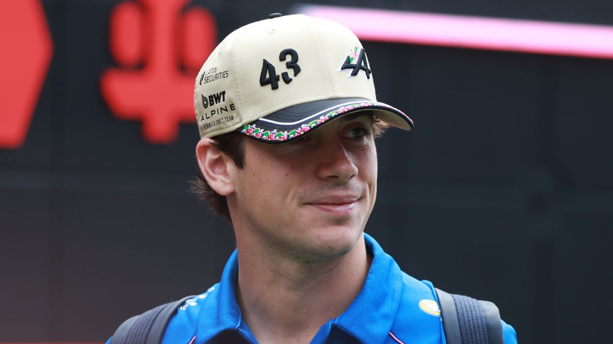 Franco Colapinto de Alpine camina por el paddock, antes de la primera sesión de práctica del Gran Premio de México de F1. 