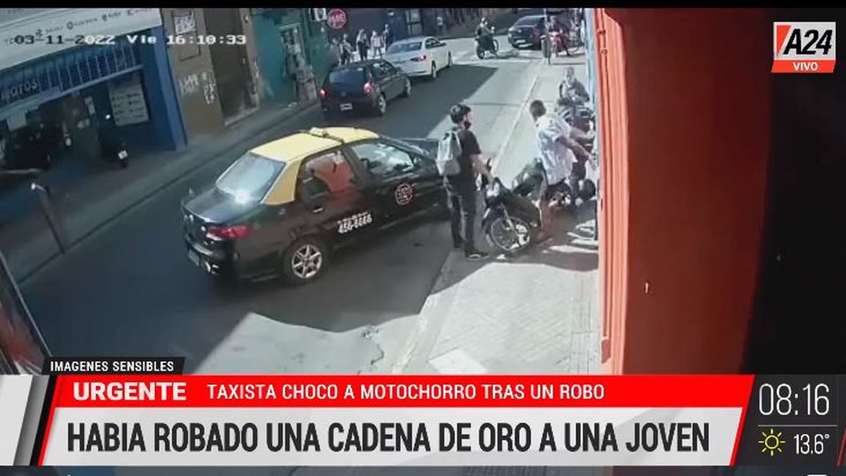 Así un taxista justiciero atropelló a un motochorro. (Captura de Tv)