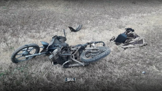 Quiso esquivar un lomo de burro y atropelló a una mamá que iba en moto con su hijo