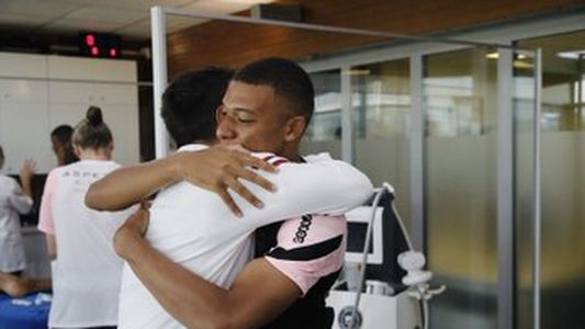 Así fue la cálida bienvenida de Mbappé a Messi en el PSG