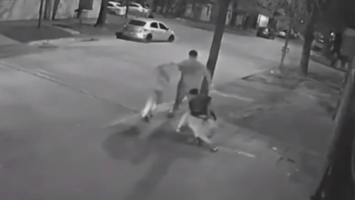 El estremecedor video de la butal golpiza en patota a un adolescente a la salida de un boliche
