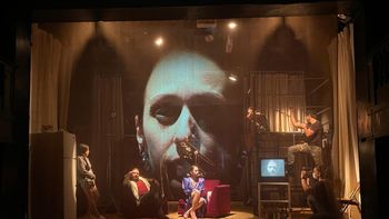 Viajó a Nueva York por un mes y, después de 3 años, cumplió el sueño de trabajar en la calle Broadway