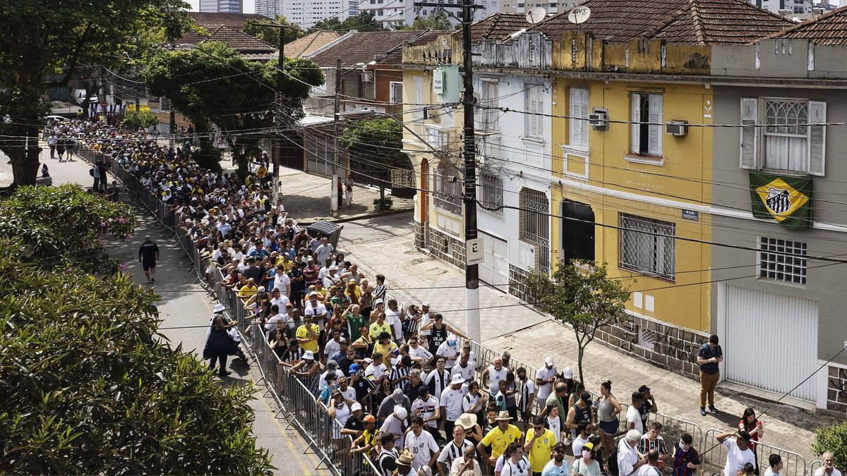 Una multitud camina por la ciudad de Santos para llegar al estadio y despedir a Pelé(Foto: Gentileza Folha de Sao Paulo)