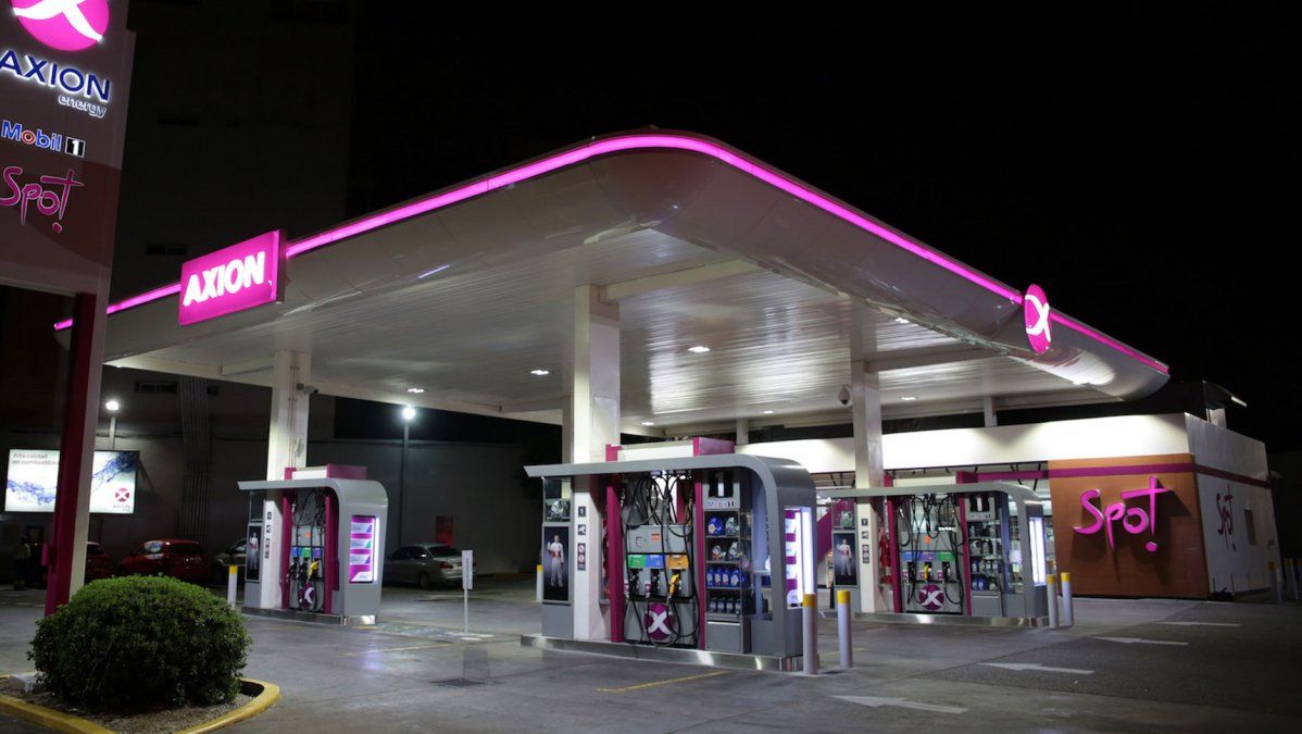 Axion recortó el aumento inicial y bajó sus combustibles un 2%