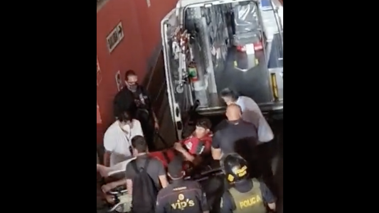 Así se fue de la cancha Robert Rojas al hospital tras la criminal patada que recibió