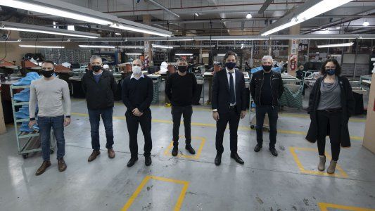 Cafiero y Guzmán salen del escritorio y empiezan a recorrer fábricas para ver cómo está la economía real