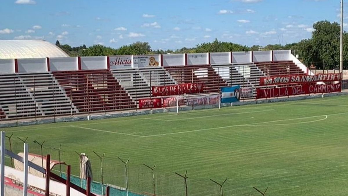 Un hincha de San Martín de Mendoza cayó de la tribuna y ahora lucha por su vida