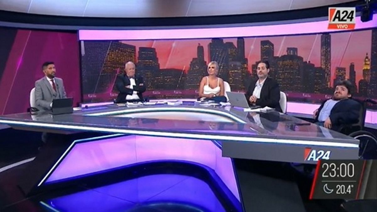 Viviana con vos es el ciclo que conduce Viviana Canosa, de lunes a viernes entre las 21 y las 23 hs. en la pantalla de A24. 