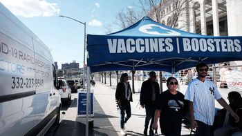 Nueva York. sin barbijos y con la campaña de refuerzos. Estados Unidos también deja atrás la fase de emergencia del coronavirus (Foto: AP)