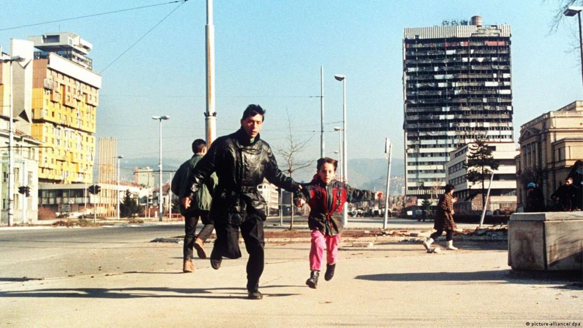 El recuerdo de los niños baleados al cruzar la calle o de los padres que cavaban trincheras para enterrar a sus hijos sigue vivo en la memoria de Sarajevo.