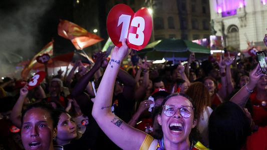 Ajustada elección en Brasil: Lula mantuvo la ventaja y superó a Flávio Bolsonaro en el recuento de votos