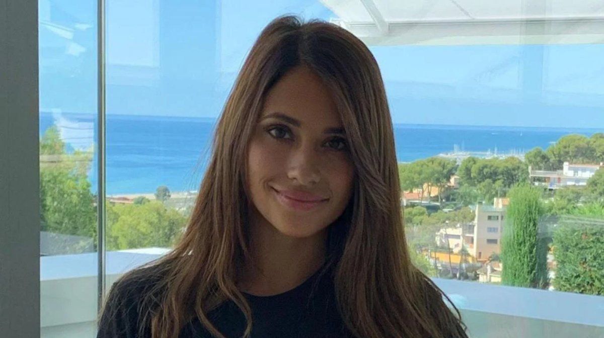 Antonela Roccuzzo salió sola y se fotografió como nunca la viste