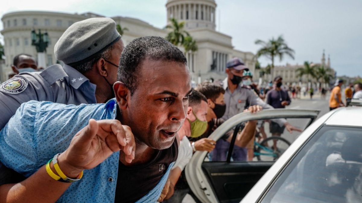 Represión En Cuba A Una Multitudinaria Manifestación Por La Crisis Económica Y Sanitaria 7787